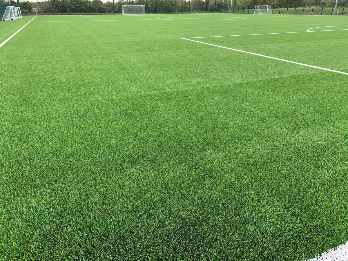 Футбольное поле с травой Optigrass